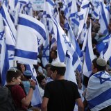 Les manifestants rassemblés devant la Knesset (parlement) scandaient "le peuple exige une réforme judiciaire".